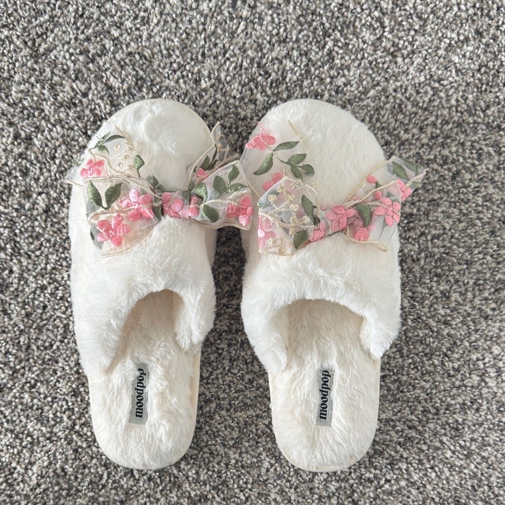 White Plush Slipper with Pink Floral TAG SAYS 9-10 THESE RUN SMALL 8-9